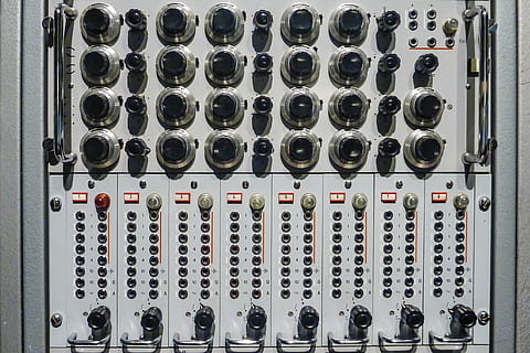 radio, Ohjauspaneeli, analoginen, ohjain, pyörivä ohjaus, holkit, ohjaus, ei ihmisiä, tekniikka, metalli-, ala, rivissä, koko kehys, lähikuva, rinnakkain, vihreä väri, sähkö, sisällä, taustat, tehdas, polttoaineen ja sähköntuotantoon, laitteet, päivä, yhteys, virtalähde, ilmailuteollisuus, yhteyslohko, sähkökomponentti, 2K, CC0, public domain, rojaltivapaa