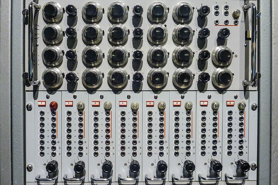 ràdio, panell de control, analògic, controlador, control rotatiu, casquets, control, cap gent, tecnologia, metall, indústria, en fila, marc complet, primer pla, costat a costat, color verd, electricitat, a l'interior, fons, fàbrica, generació de combustible i energia, equipament, dia, connexió, Font d'alimentació, indústria aeroespacial, bloc de connexió, component elèctric, 2K
