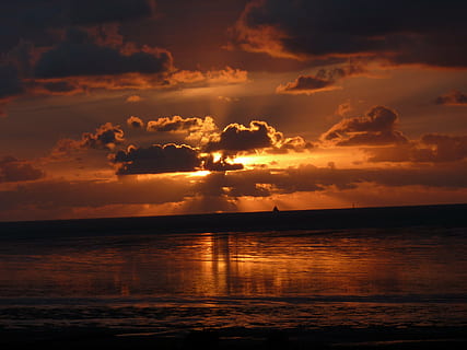 tramonto, sole, luce del sole, raggio di sole, bolide, sole al tramonto, sole della sera, ultimi bagliori, cielo serale, crepuscolo, mare del Nord, mare, acqua, spiaggia, sabbia, watt, mare di wadden, onda, cielo, nuvole, impressione, bellissimo, atmosferico, abendstimmung, romanza, rosso, giallo, arancia, d'oro, colore, cuxhaven, vacanza, nel, estate, idillio estivo, idillio, idilliaco, umore, navi, silhouette, mirroring, paesaggio naturale, paesaggio, natura, scenics - natura, bellezza nella natura, nuvola - cielo, la tranquillità, scena tranquilla, colore arancione, orizzonte, orizzonte sull'acqua, riflessione, lungomare, nessuno, scena non urbana, all'aperto, 4K, CC0, dominio pubblico, privo di copyright