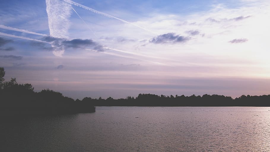 aèria, fotografia, cos, aigua, llac, parcialment, ennuvolat, cels, posta de sol, vespre, silueta, ombres, arbres, cel, núvols, naturalesa, paisatge, bellesa a la natura, tranquil·litat, cap gent, escenics, núvol - cel, a l'aire lliure, medi ambient, arbre, escenics - natura, escena tranquil·la, reflexió, planta, viatge, pista de vapor, 2K