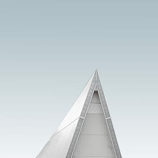 parte superior cinzenta do edifício, sem título, pirâmide, triângulo, branco, construção, arquitetura, céu, estrutura construída, céu limpo, visão de baixo ângulo, copie o espaço, exterior do edifício, ninguém, natureza, forma triangular, dia, moderno, forma, exterior do prédio de escritórios, arranha-céu, ao ar livre, alto - alto, torre, forma geométrica, diretamente abaixo, 2K, CC0, domínio público, royalty free