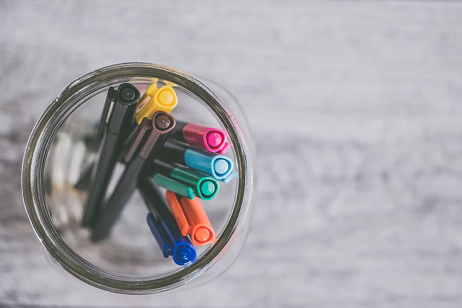 markeri în jar, selectiv, focalizați fotografia, stilouri, Borcan de sticlă, flatlay, stilou, colorate, spațiu de lucru, birou, mason jar, fundal, creator, jurnal, a desena, stilou colorat, scrie, a închide, nici o persoana, multi colorate, alegere, cerc, să se concentreze asupra primelor elemente, zi, formă, geometrică, reflecţie, variație, bicicletă, apă, deținere, un singur obiect, în aer liber, vedere în unghi mare, natură moartă, 4K