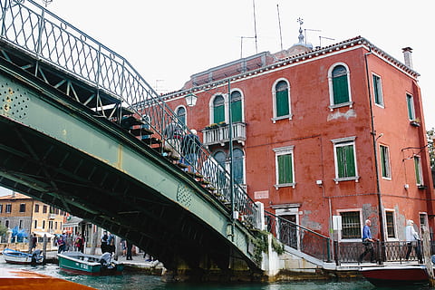 hermoso, vistoso, Isla de Murano, murano, isla, Italia, agua, vacaciones, arquitectura, edificios, ciudad, Europa, río, paisaje acuático, viaje, cultivo, italiano, canal, casas, veneto, venezia, puente - estructura hecha por el hombre, lugar famoso, escena urbana, barco náutico, transporte, Venecia, Italia, estructura construida, paisaje urbano, lugares de viaje, destinos de viaje, turismo, exterior del edificio, al aire libre, cielo, puente, conexión, modo de transporte, día, naturaleza, arco, puente de arco, 4K, CC0, dominio público, libre de derechos