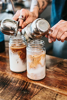 person, hælde, væske, drikkeglas, creamer, krukke, kaffe, espresso, latte, kande, menneskelig hånd, hånd, menneskelig kropsdel, bord, bedrift, mad og drikke, rigtige mennesker, indendørs, en person, forfriskning, fokus på forgrunden, beholder, drikke, træ - materiale, livsstil, friskhed, herrer, mad, finger, 4K, CC0, offentligt domæne, royaltyfrie