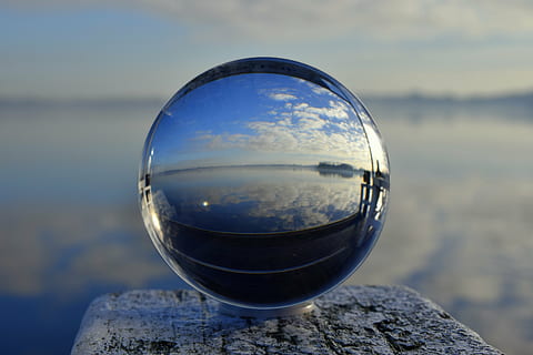 bola, lago, rede, nuvens, agua, céu, zwischenahn ruim, reflexão, bola de cristal, ninguém, único objeto, fechar-se, natureza, ao ar livre, dia, mar, esfera, vidro - material, transparente, Rocha, rock - objeto, focar em primeiro plano, sólido, horizonte, de cabeça para baixo, vidro, 5K, CC0, domínio público, royalty free