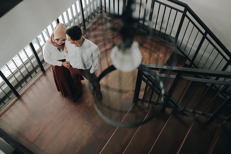 før bryllup, par, kærlighed, rækværk, arkitektur, herrer, trappe, indendørs, to personer, forretning, stående, trapper og trapper, fuld længde, voksen, meddelelse, hanner, høj vinkel visning, rigtige mennesker, bygget struktur, forfra, mennesker, midt voksne mænd, modne mænd, 5K
