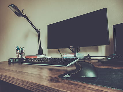 ligero, escritorio, ordenador portátil, oficina, computadora, contemporáneo, adentro, teclado, lámpara, ratón, pantalla, mesa, tecnología, trabajo, espacio de trabajo, lámpara eléctrica, equipo de iluminación, mueble, nadie, lámpara de escritorio, monitor de computadora, equipo de computadora, negocio, conexión, interior de la casa, comunicación, ausencia, tecnología inalámbrica, oficina en casa, 4K, CC0, dominio público, libre de derechos