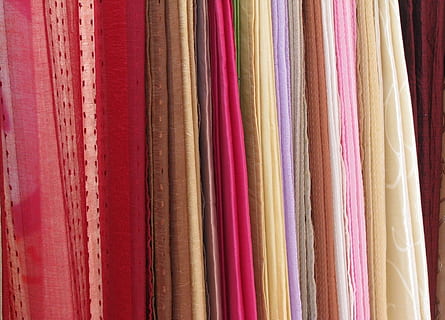 țesături, colorate, proiecta, model, textil, stil, culoare, haine, multi colorate, cadru complet, variație, alegere, nici o persoana, fundaluri, unul langa altul, în interior, a închide, natură moartă, grup mare de obiecte, Colectie, consecutiv, cu amănuntul, aranjament, Ordin, magazin, de vânzare, afișare cu amănuntul, 720P