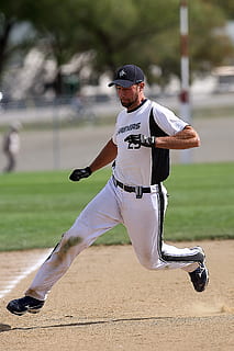 softball, herrer, løber, spil, spiller, Mark, mand, rekreation, løb, sport, uniform, basen, sommer, konkurrence, afrunding tredje, atlet, atletisk, indmarken, kasket, baseball spiller, fuld længde, en person, rigtige mennesker, baseball - sport, fokus på forgrunden, tøj, dag, fritidsaktivitet, jord, sportsmand, baseball uniform, ung voksen, livsstil, stående, forfra, teenager, 2K, CC0, offentligt domæne, royaltyfrie