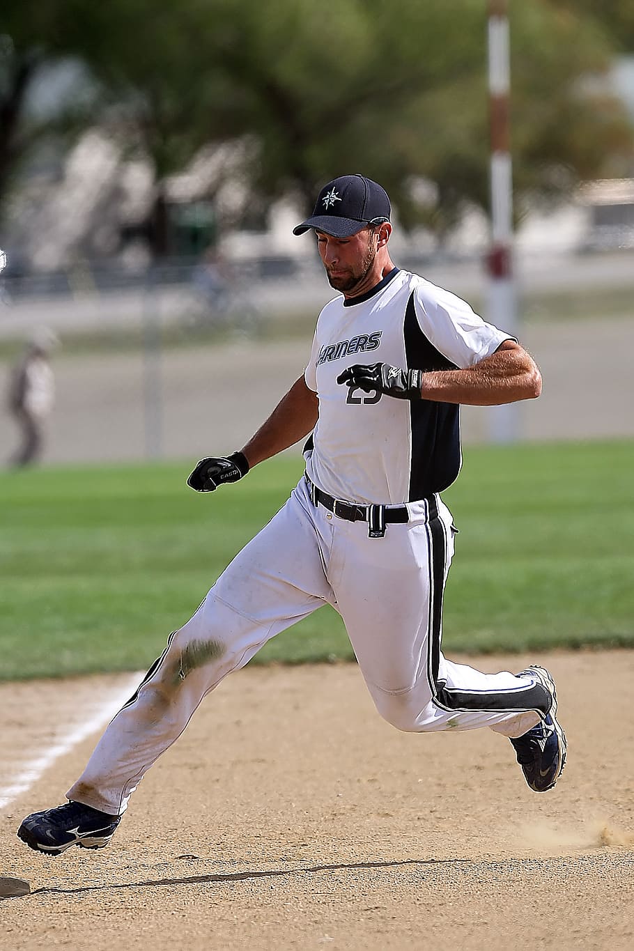 softbol, homes, corredor, joc, jugador, camp, home, recreació, correr, esport, uniforme, base, estiu, competició, corrent, arrodoniment tercer, atleta, atlètic, camp d'influència, tapa, jugador de beisbol, longitud completa, una persona, persones reals, beisbol - esport, centrar-se en primer pla, roba, dia, activitat d'oci, terra, esportista, uniforme de beisbol, adult jove, estils de vida, de peu, vista frontal, adolescent, 2K