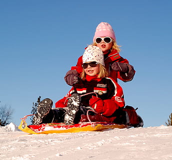 2 pige, spille, sne, børn, skyer, kold, sjovt, piger, lykkelig, uden for, slæde, vinter, himmel, herrer, dag, skyfri himmel, natur, forfra, rigtige mennesker, barn, hanner, to personer, sollys, barndom, emotion, mennesker, hunner, sidder, tøj, fritidsaktivitet, Kvinder, udendørs, varme tøj, 720P, CC0, offentligt domæne, royaltyfrie