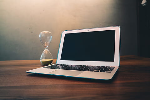 ordinateur portable, à côté de, Sablier, marron, en bois, surface, affaires, ordinateur, conceptuel, lien, contemporain, bureau, dispositif, afficher, électronique, à l'intérieur, l'Internet, clavier, portable, moderne, moniteur, carnet, le sable, écran, nature morte, table, La technologie, sans fil, Technologie sans fil, la communication, bois - matériau, personne, verre - matériel, date limite, réseau informatique, dispositif d'information portable, meubles, réflexion, communications globales, blanc, 5K, CC0, domaine public, libre de droits