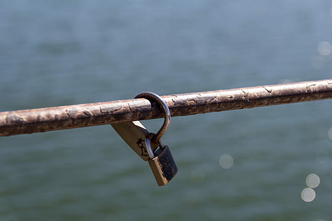 Vorhängeschlösser, Engagement, Verknüpfung, versprechen, Vorhängeschloss, Metall, Wasser, sperren, Geländer, Sicherheit, Fokus auf den Vordergrund, Nahansicht, Schutz, keine Leute, Tag, hängend, Natur, draußen, rostig, Kette, Fluss, Liebesschloss, Eisen, stehlen, 4K, CC0, gemeinfrei, lizenzfrei