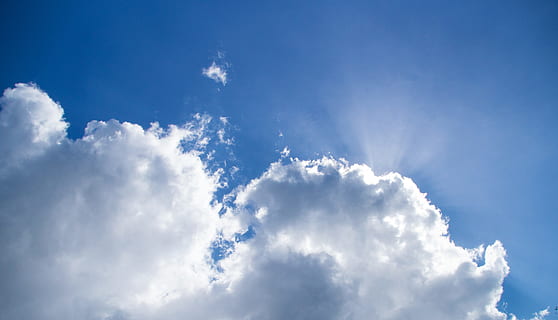 cel, núvols, raigs, blau, formen núvols, cel cobert, assolellat, naturalesa, punt de mira, núvol, paisatge, brillant, bigues de cel, humor, núvols de cúmuls, blanc, núvol - cel, cloudscape, Color blanc, atmosfera, medi ambient, fons, vent, esponjós, bellesa a la natura, escenics - natura, idíl·lic, cap gent, tranquil·litat, a l'aire lliure, meteorologia, llibertat, netejar, 4K, CC0, domini públic, lliure de regalies