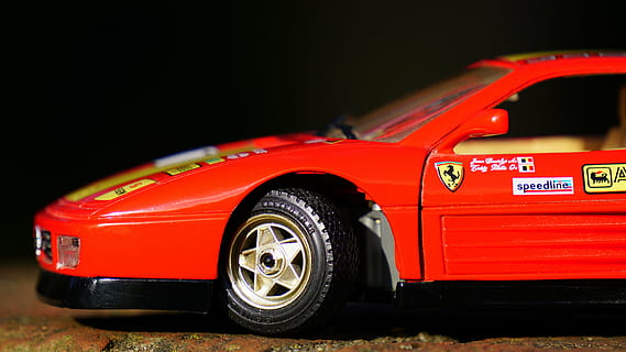cotxe, model, vehicle, petit, automòbil, vehicle terrestre, cotxe esportiu, velocitat, esport, vermell, roda, transport, cursa esportiva, competició, manera de transport, conduir, fons negre, tir de l'estudi, brillant, pneumàtic, primer pla, cotxe de carreres, color plata, 5K, CC0, domini públic, lliure de regalies