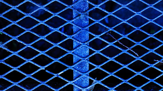 fondo, piso, pared, suelo, textura, pisando, guardar pantalla, barras, alcantarilla, antecedentes, modelo, azul, resumen, tecnología, texturizado, fotograma completo, nadie, de cerca, cerca, metal, diseño, repetición, forma, límite, barrera, rallar, rejilla de metal, día, al aire libre, seguridad, la seguridad, cruzado, efecto texturizado, 5K, CC0, dominio público, libre de derechos