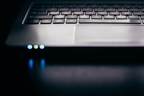 ordinateur, électronique, clavier, portable, La technologie, équipement informatique, la communication, Technologie sans fil, clavier d'ordinateur, lien, fermer, partie informatique, clé d'ordinateur, Les données, à l'intérieur, personne, mise au point sélective, couleur noire, foncé, communications globales, l'Internet, bouton poussoir, pirate informatique, 4K, CC0, domaine public, libre de droits