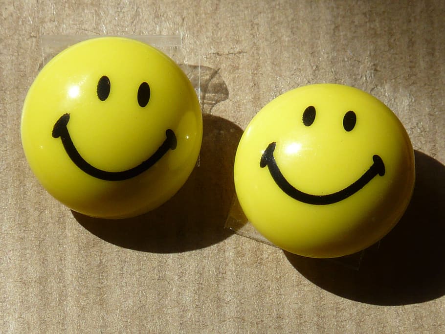 emoticonos, risa, cara, alegre, ojo, boca, sonriente, cara sonriente antropomorfa, felicidad, amarillo, antropomórfico, representación, cara antropomorfa, grupo de objetos, divertido, emoción, dos objetos, tres objetos, comida, nadie, logro, adentro, humor, 2K