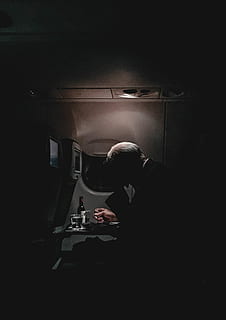 person, sitter, innsiden, fly, Mann, flyfoto, én person, ekte folk, menn, innendørs, livsstil, fra livet opp, voksen, transport, arbeider, transportmiddel, mørk, virksomhet, reise, hanner, okkupasjon, offentlig transport, portrett, 2K, CC0, offentlig domene, opphavsrett gratis