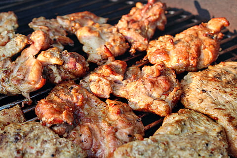 bbq, barbecue, kip, eten en drinken, vlees, voedsel, versheid, kippen vlees, stilleven, klaar om te eten, detailopname, geen mensen, gegrild, welzijn, binnenshuis, hoge hoekmening, kippenvleugel, voorbereiding, gezond eten, warmte - temperatuur, wit vlees, voedsel bereiden, verleiding, tussendoortje, 5K, CC0, publiek domein, royaltyvrij