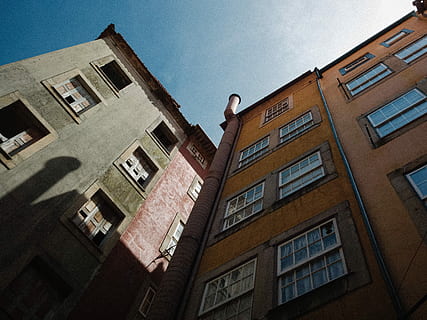 Basso, fotografia ad angolo, Due, edifici, chiaro, cielo, vista d'angolo, Marrone, costruzione, architettura, finestra, vecchio, città, esterno dell'edificio, struttura costruita, Inquadratura dal basso, nessuno, quartiere residenziale, natura, appartamento, cielo sereno, giorno, all'aperto, mattone, vita di città, Casa, storia, il passato, orologio, 4K, CC0, dominio pubblico, privo di copyright