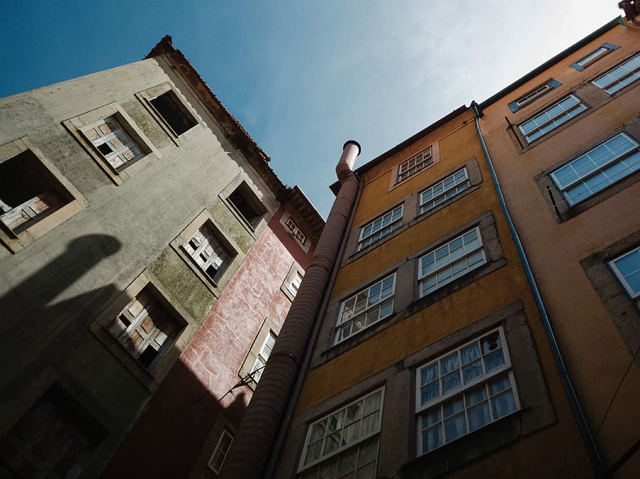 Basso, fotografia ad angolo, Due, edifici, chiaro, cielo, vista d'angolo, Marrone, costruzione, architettura, finestra, vecchio, città, esterno dell'edificio, struttura costruita, Inquadratura dal basso, nessuno, quartiere residenziale, natura, appartamento, cielo sereno, giorno, all'aperto, mattone, vita di città, Casa, storia, il passato, orologio, 4K