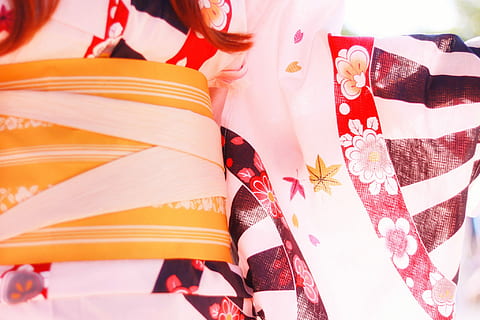 blanco, rojo, amarillo, textil, kimono, culturas, mujer, Japón, cultura japonesa, gente, Navidad, dos personas, fiesta - evento social, de cerca, gente real, ropa, una persona, ropa tradicional, estilos de vida, centrarse en primer plano, celebracion, modelo, día, adentro, sección en medio, adulto, luz del sol, bandera, emoción, patrón floral, 1080P, CC0, dominio público, libre de derechos