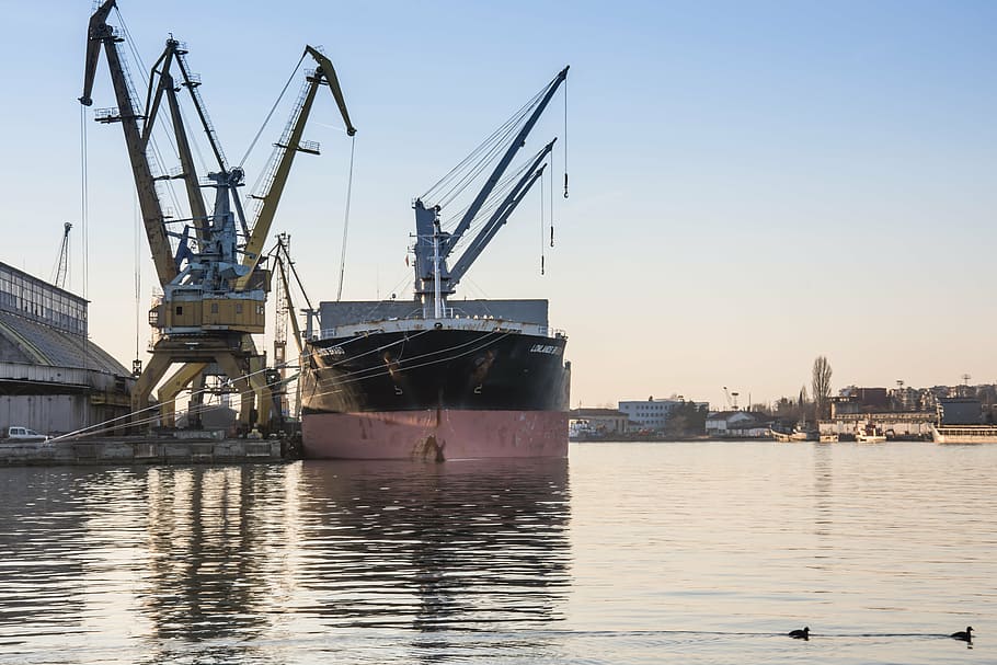sort, grå, fragtskib, legeme, vand, Havn, Indlæser, afladning, skib, last, transportmidler, beholder, transportere, fragt, Forsendelse, eksport, industriel, industri, importere, forretning, levering, kommerciel, dok, handle, hav, kran, logistisk, lastbil, opbevaring, nautiske, mole, båd, gods, international, belastning, tung, maritim, terminal, udstyr, Burgas, bulgarien, godstransport, kommerciel dock, last container, nautiske fartøj, kran - entreprenørmaskiner, industrielt skib, maskineri, himmel, natur, arkitektur, havnefronten, transportform, skyfri himmel, ingen mennesker, udendørs, 5K