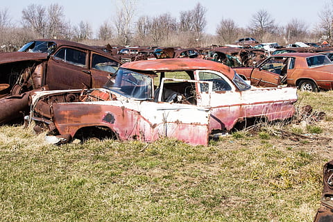 vintage, jardí de escombraries de cotxes, junk yard, autos, rovellat, coses rovellades, cotxes, obsoleta, rural, decadència rural, espatllat, trencat, naufragis, abandonat, arruïnat, xoc, vell, cotxe, desguàs, demolida, brut, desgràcia, ferralla, aixafar, passat de moda, cap gent, destrucció, escombraries, transport, manera de transport, automòbil, camp, deteriorament, declivi, dia, vehicle terrestre, terra, naturalesa, mal estat, planta, metall, a l'aire lliure, 1080P, CC0, domini públic, lliure de regalies