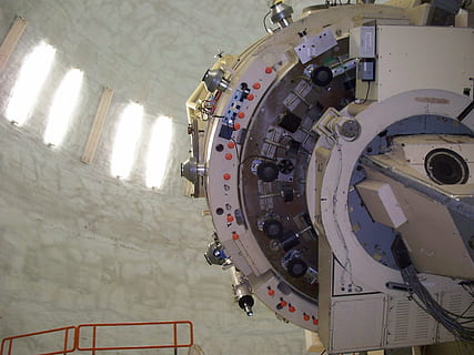 technologie, astronomie, dalekohled, prostor, galaxie, Věda, uvnitř, stroje, přeprava, způsob dopravy, nikdo, leteckého vozidla, kov, průmysl, zařízení, strojní část, letoun, nízký úhel pohledu, den, architektura, továrna, motor, cestovat, paliva a energie, stavba, kolo, 4K