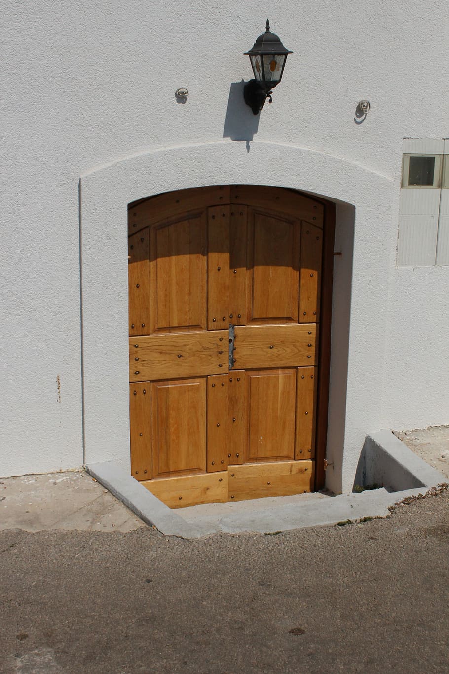 entrada, porta, porta vella, rang d’entrada, entrada de la casa, porta principal, portes, objectiu, interior de casa, casa, edifici residencial, material de fusta, estructura construïda, arquitectura, cap gent, a l'interior, edifici, exterior de l'edifici, equips d’il·luminació, tancat, seguretat, dia, a l'aire lliure, protecció, paret, naturalesa, llum elèctrica, llum, 5K
