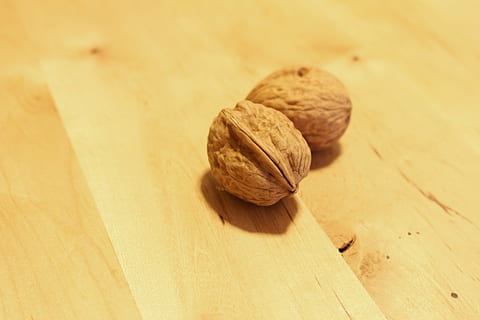 graikiniai riešutai, apvalkalas, džiovinti vaisiai, riešutai, alimentari, užkandis, maisto, Maistas ir gėrimai, veržlė, Iš arti, lentelė, natiurmortas, mediena - medžiaga, riešutai - maistas, sveika mityba, nėra žmonių, gerovę, ruda, šviežumas, patalpose, atrankinis dėmesys, trumpai, vaisiai, sutelkti dėmesį į naujas žinias, riešutmedžio, aukšto kampo vaizdas, 5K, CC0, Viešasis domenas, nemokamai