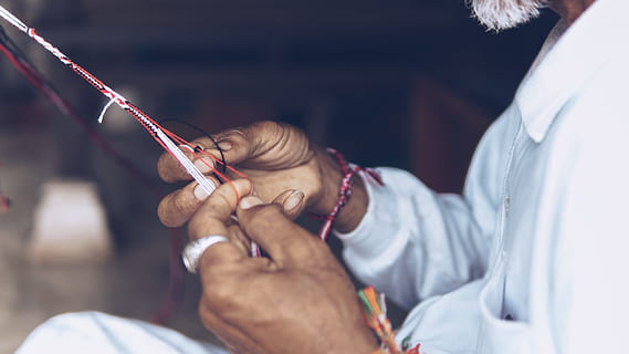 cerca de la foto, persona, participación, rojo, blanco, Corbata, superficial, fotografía de enfoque, hilo, instrumentos de cuerda, tejeduría, creativo, creador, fabricante, fabricación, gente, hombres, adulto, sentado, adulto mayor, machos, etnia caucásica, salud y medicina, paciente, doctor, hospital, Clinica Medica, pericia, ocupación, adentro, dos personas, habilidad, trabajando, parte del cuerpo humano, ocupación profesional, exactitud, cuidado, mano humana, suministros médicos, Examen médico, mano, bata de laboratorio, oficina del doctor, responsabilidad, 5K, CC0, dominio público, libre de derechos