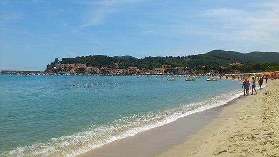 elba, Meer, Strand, Stadt, Ferien, Sand, Sommer-, Touristen, Italien, Wellen, Wasser, Land, Himmel, Natur, Urlaube, Ausflug, Urlaub, die Architektur, zufällige Menschen, Tag, Gruppe von Leuten, gebaute Struktur, Reiseziele, Menschen, Schönheit in der Natur, Szenen - Natur, draußen, 2K, CC0, gemeinfrei, lizenzfrei