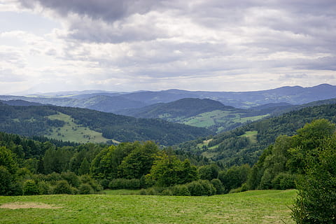 montagne, vista, nuvole, coperto dalle nuvole, foresta, estate, paesaggio, Beschidi, beskid sądecki, Polonia, scenics - natura, bellezza nella natura, scena tranquilla, cielo, nuvola - cielo, pianta, la tranquillità, montagna, ambiente, colore verde, albero, scena non urbana, natura, catena montuosa, terra, idilliaco, giorno, nessuno, crescita, all'aperto, paesaggio ondulato, 4K, CC0, dominio pubblico, privo di copyright