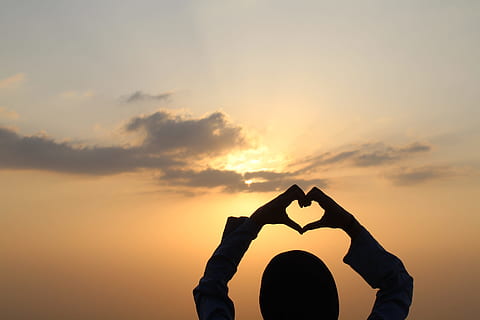 silueta, gestos del cor de la persona, posta de sol, sol, núvol, assolellat, brillant, estiu, amor, cor, paisatge, dia, cel, romanç, feliç, a l'aire lliure, gent, natural, persona, femella, naturalesa, dona, noia, mà, mà humana, part del cos humà, color taronja, núvol - cel, braços aixecats, persones reals, una persona, estils de vida, forma del cor, fabricació, activitat d'oci, emoció, emoció positiva, braç humà, mà aixecada, extremitat humana, dit, 5K, CC0, domini públic, lliure de regalies