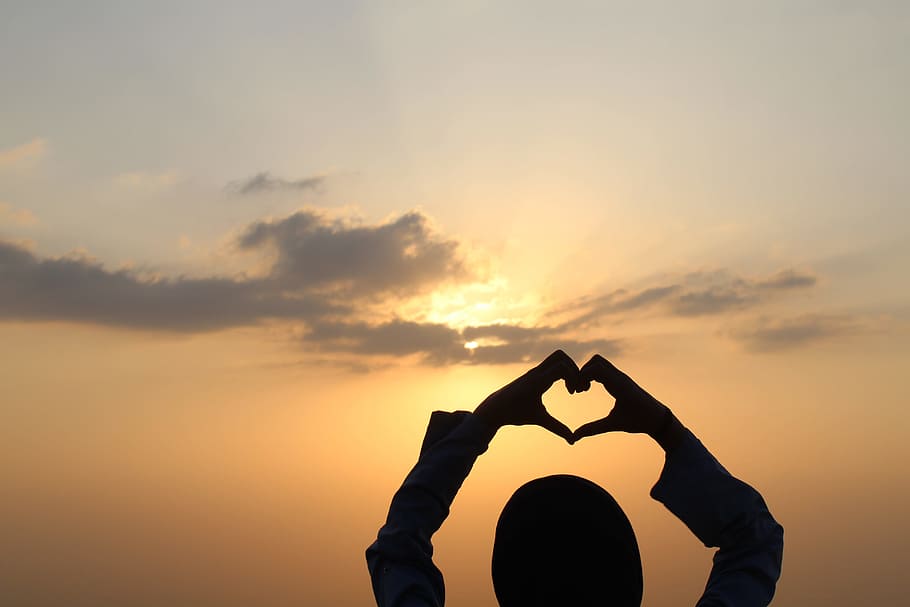 silueta, gestos del cor de la persona, posta de sol, sol, núvol, assolellat, brillant, estiu, amor, cor, paisatge, dia, cel, romanç, feliç, a l'aire lliure, gent, natural, persona, femella, naturalesa, dona, noia, mà, mà humana, part del cos humà, color taronja, núvol - cel, braços aixecats, persones reals, una persona, estils de vida, forma del cor, fabricació, activitat d'oci, emoció, emoció positiva, braç humà, mà aixecada, extremitat humana, dit, 5K