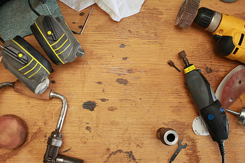sort, gul, roterende, værktøj, trådede, power drill, arbejdsområde, værktøjer, arbejdsbordplade, arbejdsbord, værktøjsbænk, arbejdsværktøj, bord, træ - materiale, udstyr, høj vinkel visning, indendørs, Håndværktøj, direkte over, stilleben, metal, ingen mennesker, skruetrækker, tømrerarbejde, Hammer, håndsav, bore, stor gruppe af objekter, trækorn, personlige tilbehør, 5K, CC0, offentligt domæne, royaltyfrie