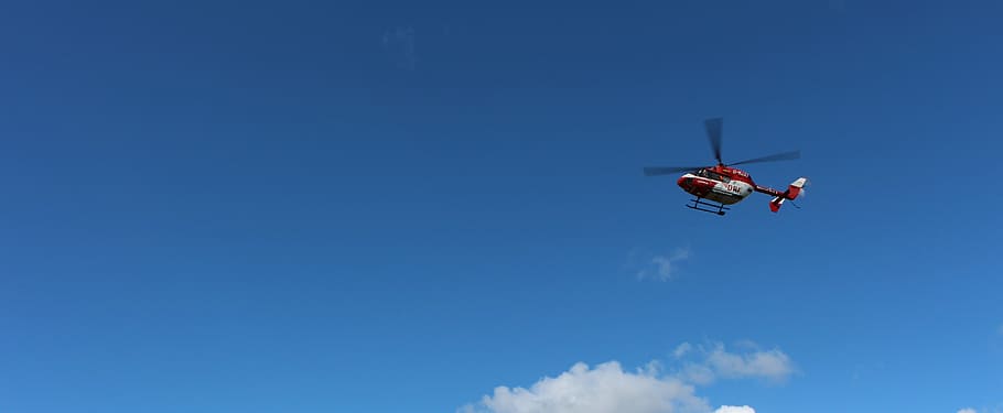 helicòpter, cel, núvols, utilitzar, metge en trucada, volant, vehicle aeri, aire, transport, velocitat, esport, hèlix, Esports extrems, avió, manera de transport, blau, a l'aire, naturalesa, núvol - cel, còpia espai, viatjar, vista d’angle baix, moviment, dia, a l'aire lliure, cap gent, en moviment, llibertat, indústria aeroespacial, pilotatge, avió privat, 5K