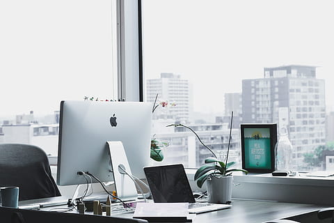 detailní, fotografie, stříbrný imac, grovemade, kancelář, počítač, lavice, pracovního prostoru, mac, podnikání, uvnitř, místo výkonu práce, počítačový monitor, stolní PC, stůl, technologie, okno, zařízení, moderní, nikdo, nábytek, den, stavba, ks, počítačová klávesnice, město, mrakodrap, architektura, kopie prostor, sdělení, průhledný, 5K, CC0, veřejná doména, bez autorských práv