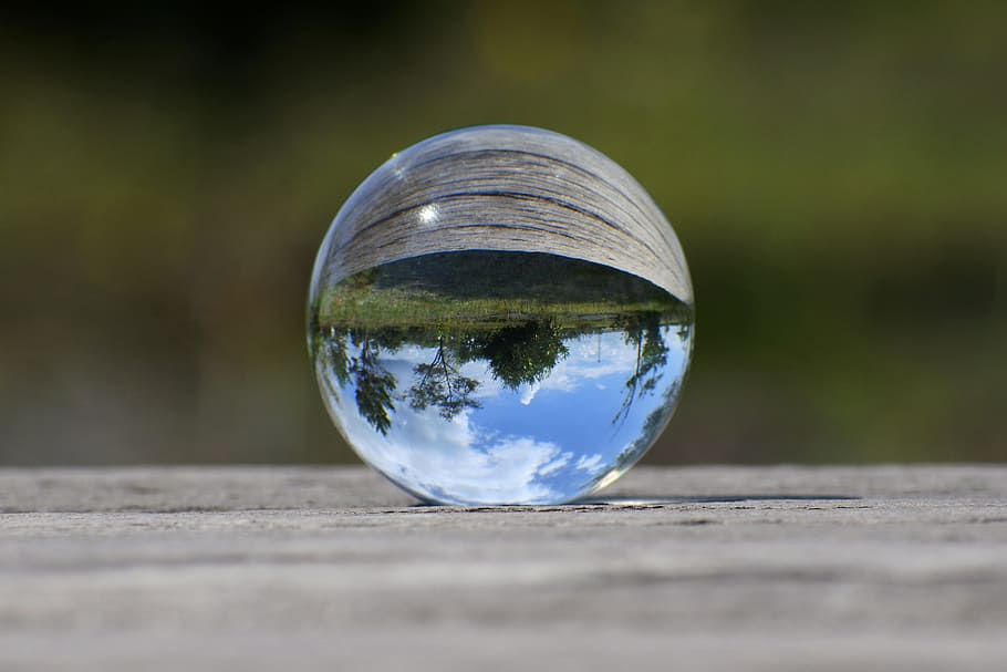 natürlich, Landschaft, Himmel, Wolke, Park, Gras, Holz, Grün, Glasperlen, Glaskugel, die Welt auf den Kopf gestellt, Kugel, Reflexion, Natur, Glas - Material, Planet Erde, Kristallkugel, einzelnes Objekt, keine Leute, transparent, Umgebung, selektiver Fokus, Land, Globus - vom Menschen geschaffenes Objekt, Tag, draußen, Nahansicht, Planet - Raum, Murmeln, Geometrische Figur, Platz, 5K