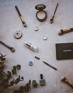 make up flatlay, tavolozza di trucco, flatlay, trucco, spazzola, fogliame, smalto per unghie, vista dall'alto, in casa, grande gruppo di oggetti, nessuno, tavolo, natura morta, variazione, scelta, attrezzatura, cartucce, metallo, girato in studio, proiettile, collezione, arte e artigianato, pavimentazione, carta, mestiere, tempo, forma, equipaggiamento industriale, 4K, CC0, dominio pubblico, privo di copyright