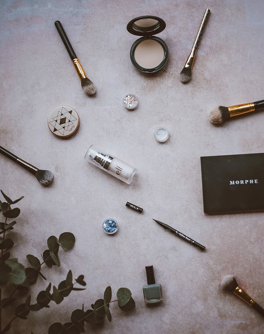 make up flatlay, tavolozza di trucco, flatlay, trucco, spazzola, fogliame, smalto per unghie, vista dall'alto, in casa, grande gruppo di oggetti, nessuno, tavolo, natura morta, variazione, scelta, attrezzatura, cartucce, metallo, girato in studio, proiettile, collezione, arte e artigianato, pavimentazione, carta, mestiere, tempo, forma, equipaggiamento industriale, 4K