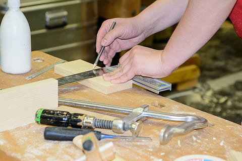 pince à bois argentée, outils, travail, artisanat, Charpentier, Schreiner, bois, outil, main humaine, partie du corps humain, une personne, une seule femme, à l'intérieur, adulte, Seulment les adultes, personnes, Des femmes seulement, fermer, main, Occupation, bois - matériau, en portant, compétence, bijoux, table, femmes, équipement, jeune adulte, bague, outil de travail, couleur argentée, amélioration de l'habitat, 5K, CC0, domaine public, libre de droits