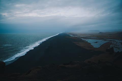 antenne, Foto, bjerge, legeme, vand, udsigt, sort, Brun, sand, strand, sort sandstrand, ocean, Sky, kystlinjen, hav, natur, scenics, landskab, sky - himmel, bjerg, rejse steder, himmel, rolig scene, skønhed i naturen, ro, scenics - natur, jord, ikke-urbane scene, idyllisk, horisont over vand, ingen mennesker, dag, horisont, klippe, udendørs, 5K, CC0, offentligt domæne, royaltyfrie