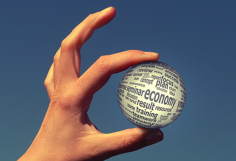 Person, halten, grau, Weiß, Ball, Hand, Finger, behalten, Zugriff, Boom, oben, Richtung, profitieren, Über, Ressourcen, Marktwirtschaft, Wirtschaft, menschliche Hand, Geschäft, menschliches Körperteil, eine Person, echte Menschen, menschlicher Finger, Körperteil, nicht erkennbare Person, klarer Himmel, persönliche Perspektive, Blau, Himmel, Natur, Lebensstile, Tag, Nahansicht, Kugel, menschliches Glied, 2K, CC0, gemeinfrei, lizenzfrei