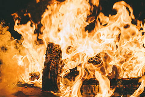 queima de lenha, fotografia em close-up, ardente, carvões, fogo - fenômeno natural, chama, calor - temperatura, vermelho, madeira - material, brilhando, amarelo, cor laranja, fogueira, inferno, fechar-se, lareira, perigo, fogo, registro, natureza, madeira, ninguém, lenha, acampamento, grelha de churrasco, comunicação, placa, 8K, CC0, domínio público, royalty free
