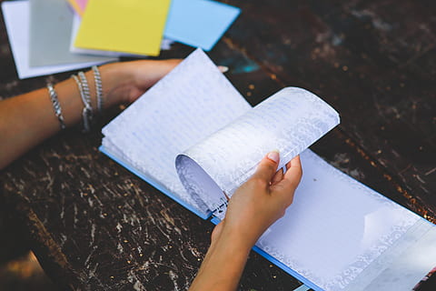 persoană care deține notebook, Notă, caiet, mâini, citit, citind, pagini, notițe, jurnal, hârtie, oameni adevărați, o persoana, umană, partea corpului uman, mână, stiluri de viață, femei, deținere, carte, adult, publicare, parte a corpului, să se concentreze asupra primelor elemente, Activitatea de agrement, copilărie, copil, vedere în unghi mare, în interior, deget, 5K, CC0, domeniu public, fără drepturi de autor