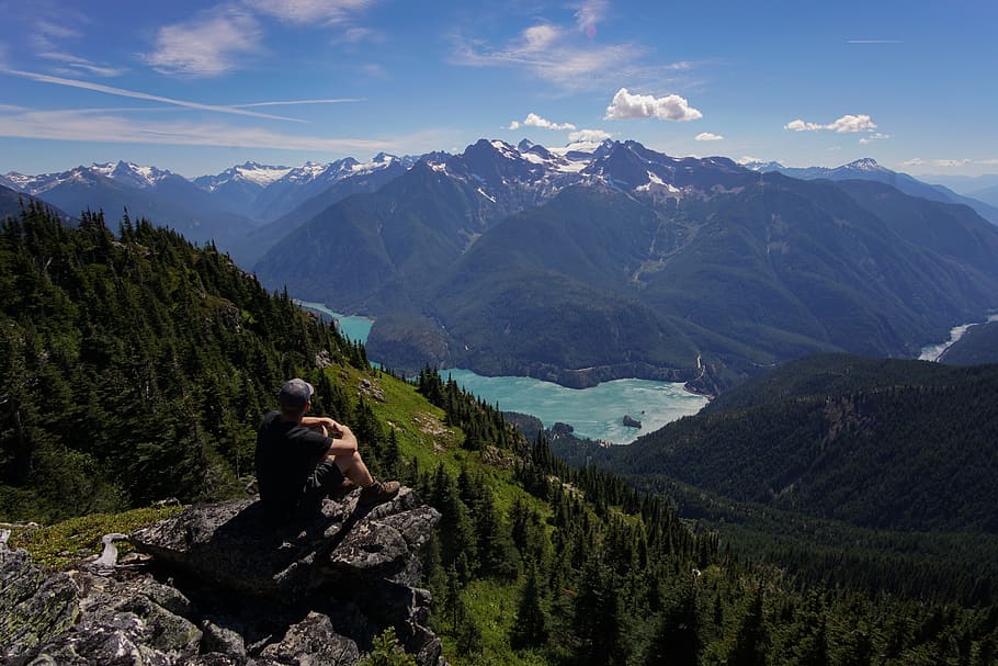 persona, seduta, formazione rocciosa, di fronte, paesaggio, uomo, scogliera, davanti, colline, montagne, giorno, montagna, lago, foresta, albero, roccia, natura, all'aperto, Paesaggi, catena montuosa, picco di montagna, escursioni a piedi, Alpi europee, roccia - oggetto, estate, cielo, bellezza nella natura, scenics - natura, attività di svago, scena tranquilla, la tranquillità, scena non urbana, persone reali, idilliaco, stili di vita, pianta, retrovisore, avventura, attività, ambiente, 5K