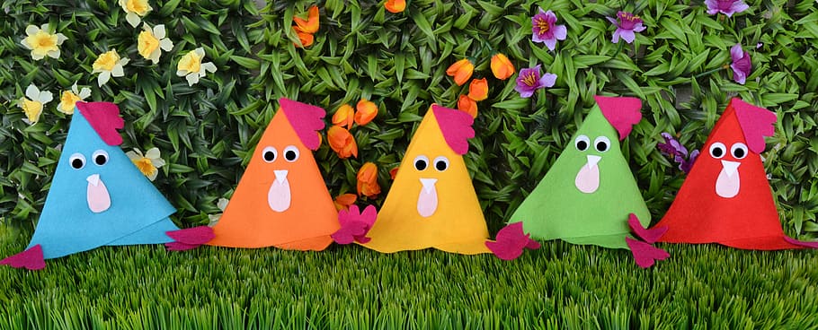 pollastres, Pasqua, pollastre, decoració, divertit, colorit, pressa, Feliç Pasqua, juguetear, salutacions de pasqua, celebració de Pasqua, planta, multicolor, color verd, cap gent, representació, herba, creativitat, art i artesania, costat a costat, naturalesa, dia, flor, planta amb flors, celebració, creixement, a l'aire lliure, artesania, representació humana, 4K